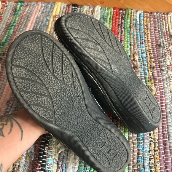 Stylish Black Leather Slip-On Loafers 40 / fits like a Womens size 7.5-8 - Picture 7 of 16